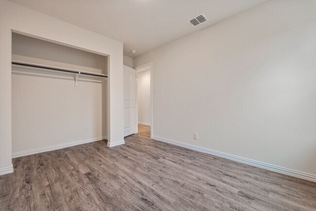 Building Photo - Spacious 3-Bedroom Home with Hardwood Floors & Modern Finishes in Seguin