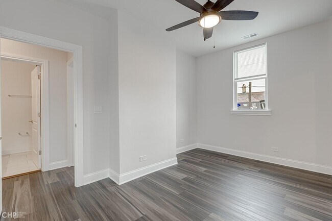 Building Photo - 4176 W Montrose Ave