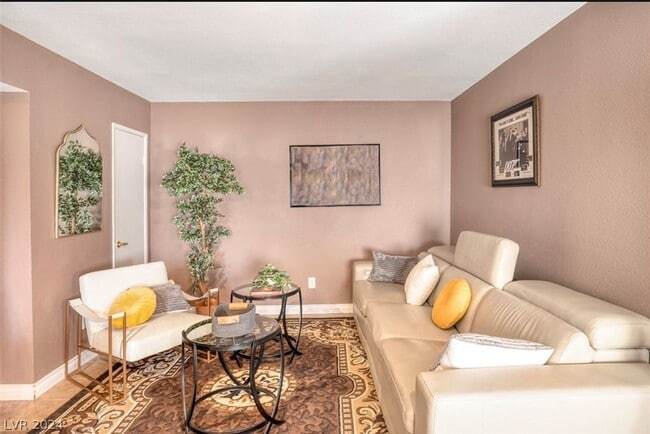 Building Photo - Fully furnished!