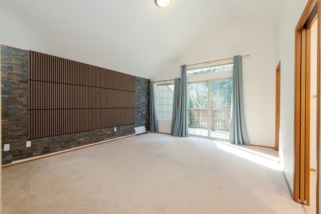 Building Photo - 2732 Hidden Springs Loop SE