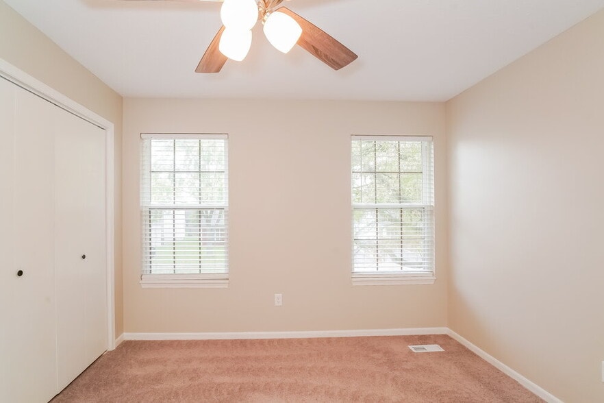 Building Photo - 40 Crestview Dr