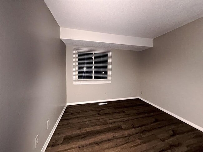 Building Photo - 6865 Buckingham Rd