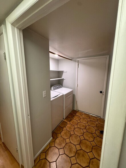 Building Photo - 992 Halcyon Dr