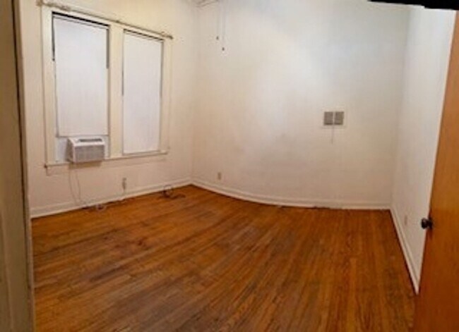 Building Photo - 704 E Thomas St