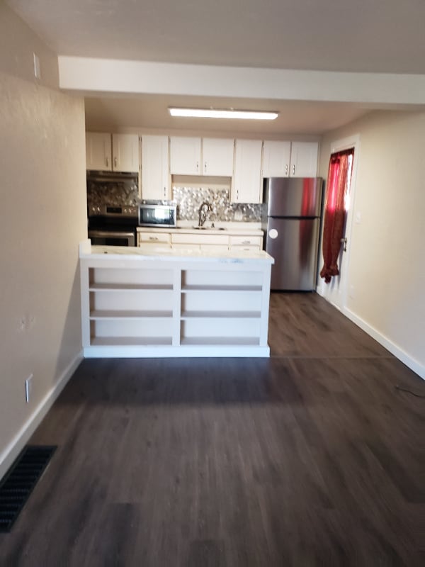 Building Photo - 618 11th St W