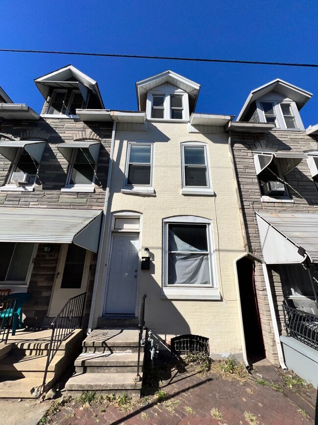 Building Photo - Fully Renovated 3 Bedroom 1 Bath Home Available