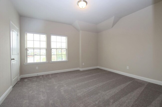 Building Photo - 8218 Oxbow Manor