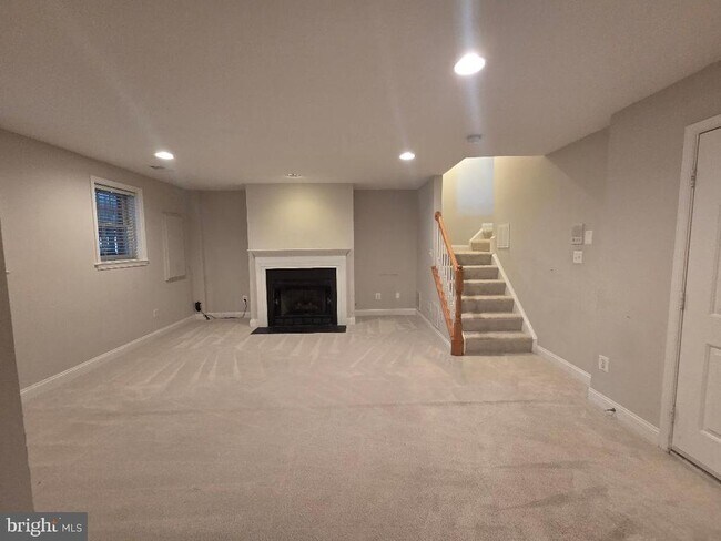 Building Photo - 2229 N Oak Ct