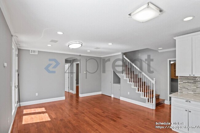 Building Photo - 51 Viola St
