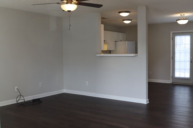 Building Photo - Rent Ready 2 Bed Suite Townhome, Private F...