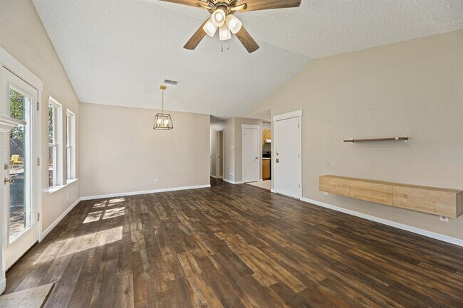 Building Photo - 906 Oleander Ln