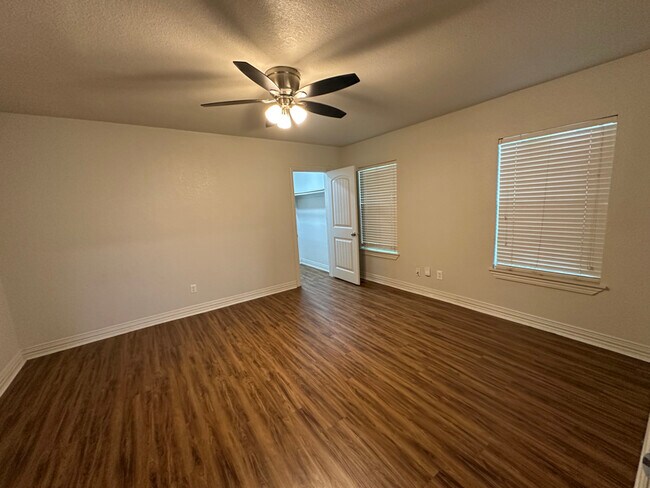 Building Photo - 1535 E Elmore Ave