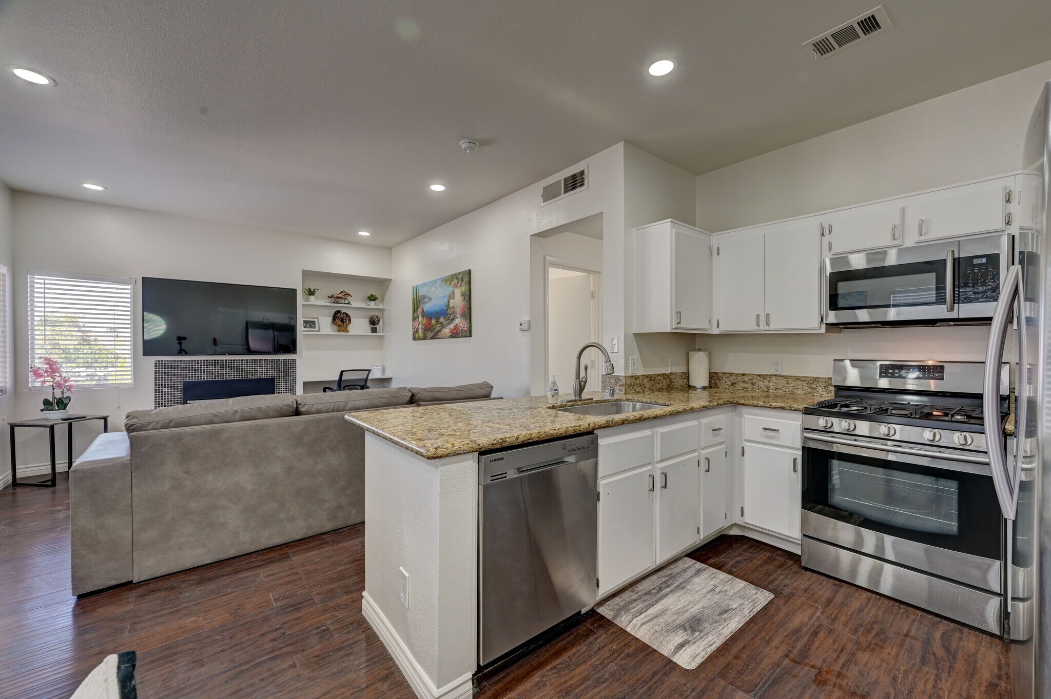 Building Photo - 251 S Green Valley Pky