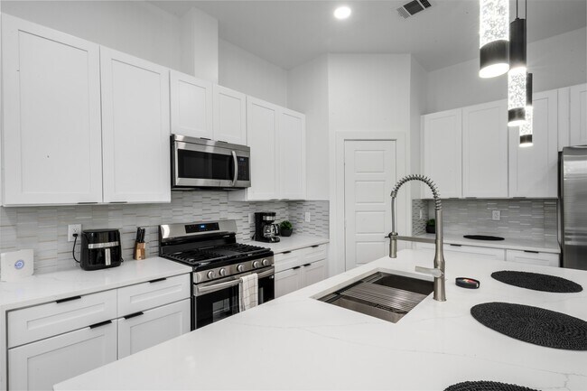 Building Photo - 6815 Paris St