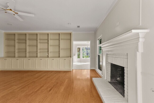 Building Photo - Beautiful 4 Bed 2.5 Bath Available Now!