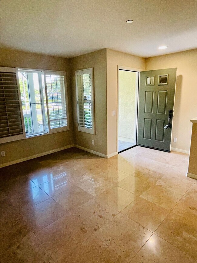 Building Photo - Condo Located in the Gorgeous Columbus Grove