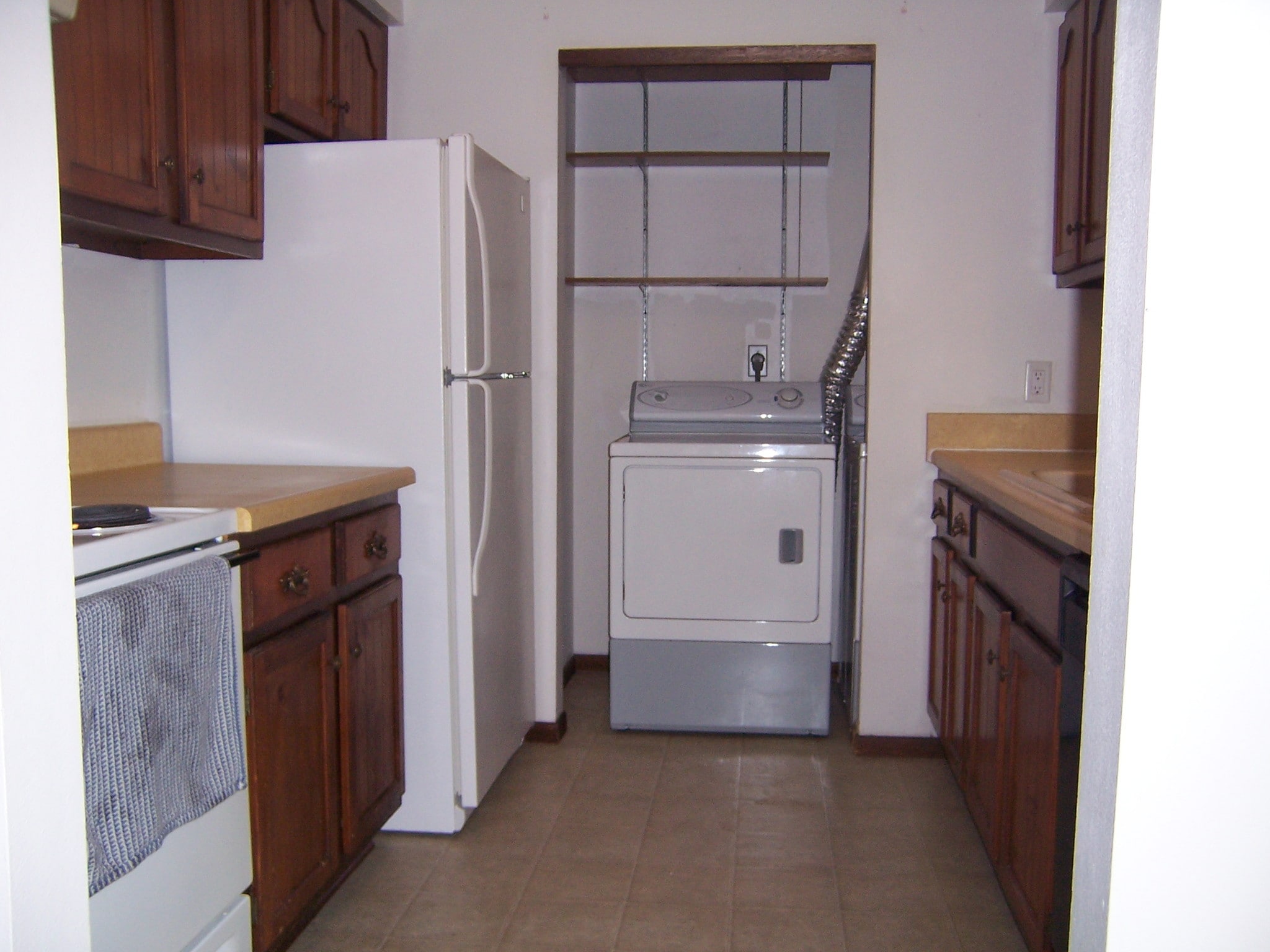 washer/dryer stay - 1460 Eastview Dr