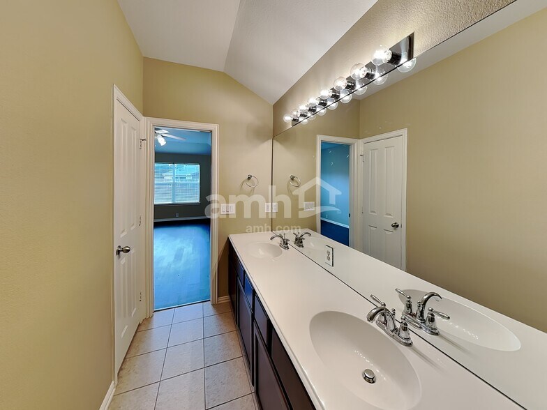 Building Photo - 1810 Sparrow Ln