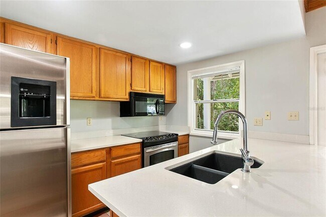 Building Photo - 754 N Westmoreland Dr