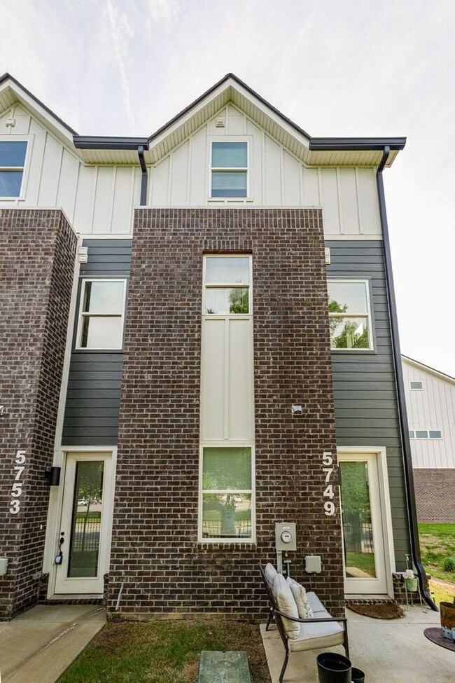 Building Photo - 5749 Sofias Cir