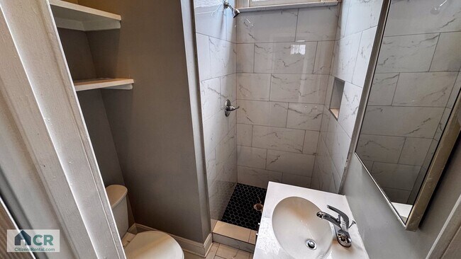 Building Photo - SPACIOUS 5Bed/3Bath right off Broadway!