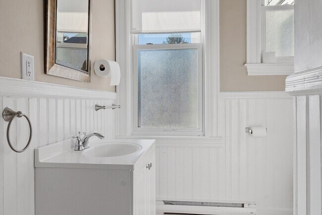 Building Photo - 113 Main St