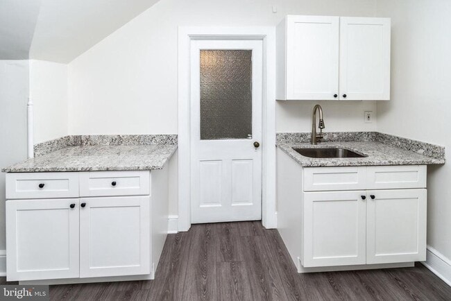 Building Photo - 24 Bank St