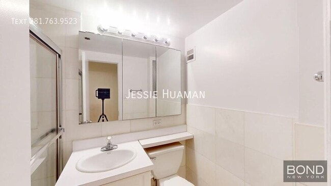 Building Photo - 1570 First Ave -4GH