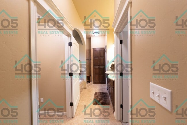 Building Photo - 3 Bedroom/3 Bathroom with bonus space in OKC