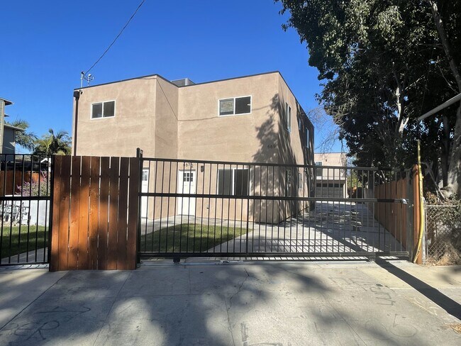 Primary Photo - 667 Echandia St