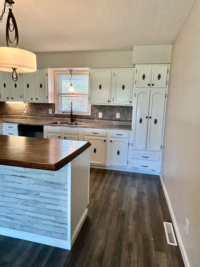 Building Photo - 825 David Ln