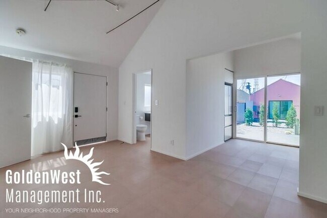 Building Photo - Completely Rebuilt Modern 1Bdm 1Ba Apartme...