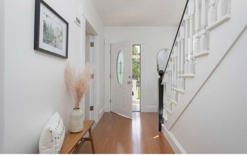 Entryway - 2285 SW Briggs Rd