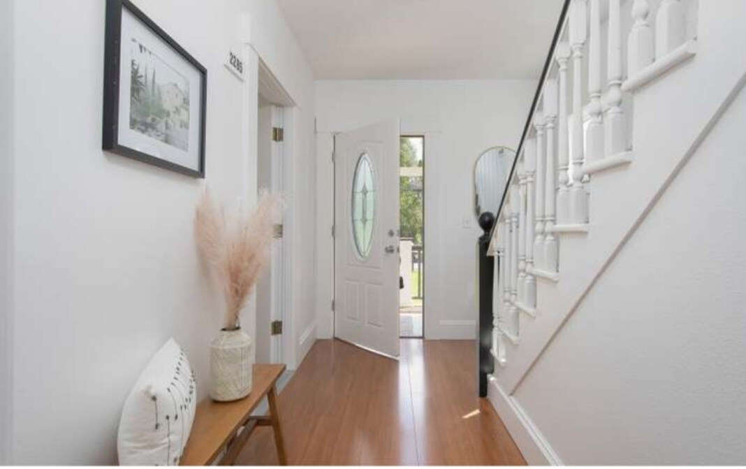Entryway - 2285 SW Briggs Rd