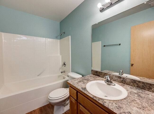 Building Photo - 2 Bed 2 Bath Third floor Condo