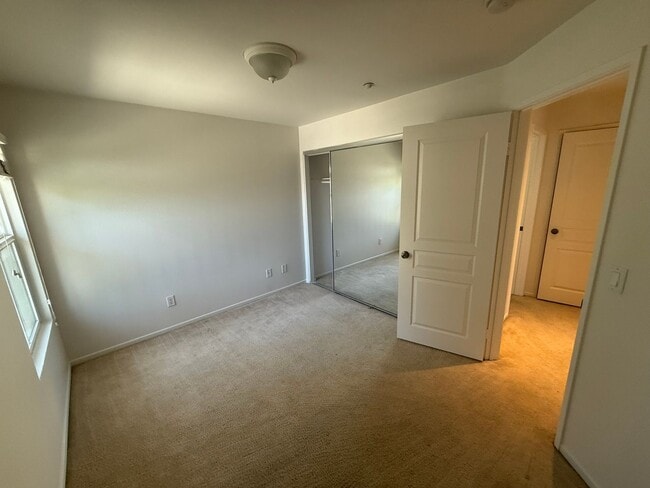 Building Photo - 3 bed 3 bath by Cal Sate!