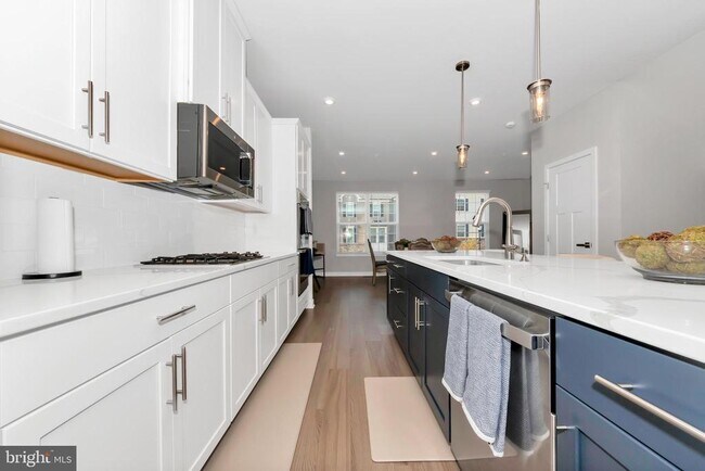 Building Photo - 256 Stallion St