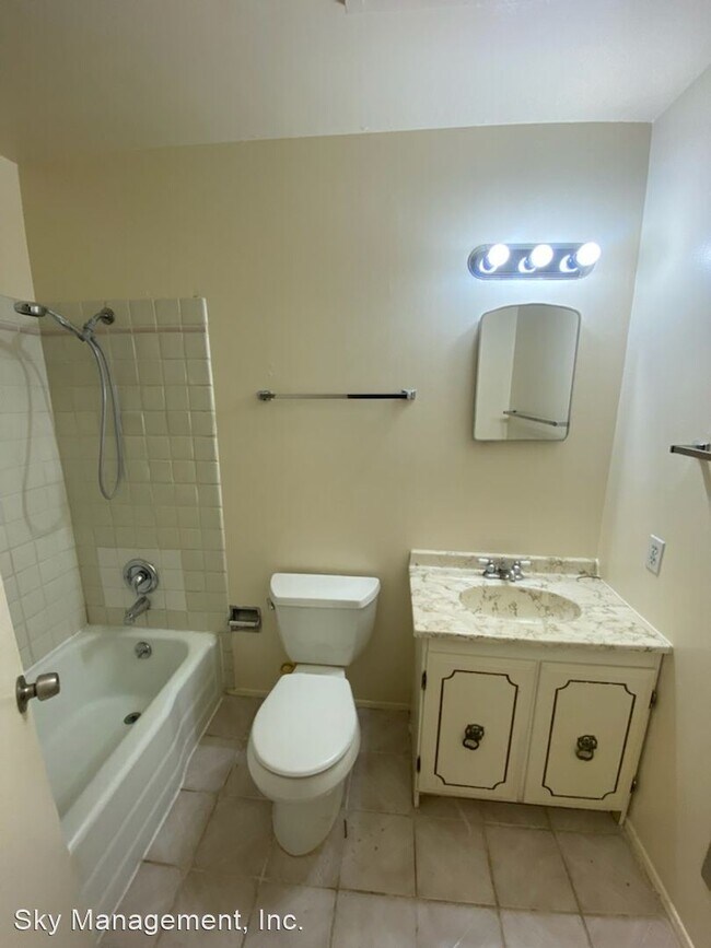 Building Photo - 3 br, 2 bath House - 10401 Britt Ct. NE