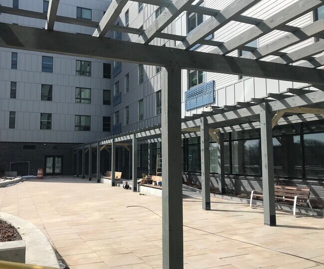 Building Photo - 466 River St