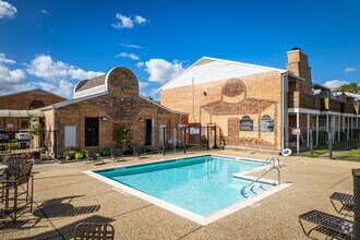 Building Photo - Aven East