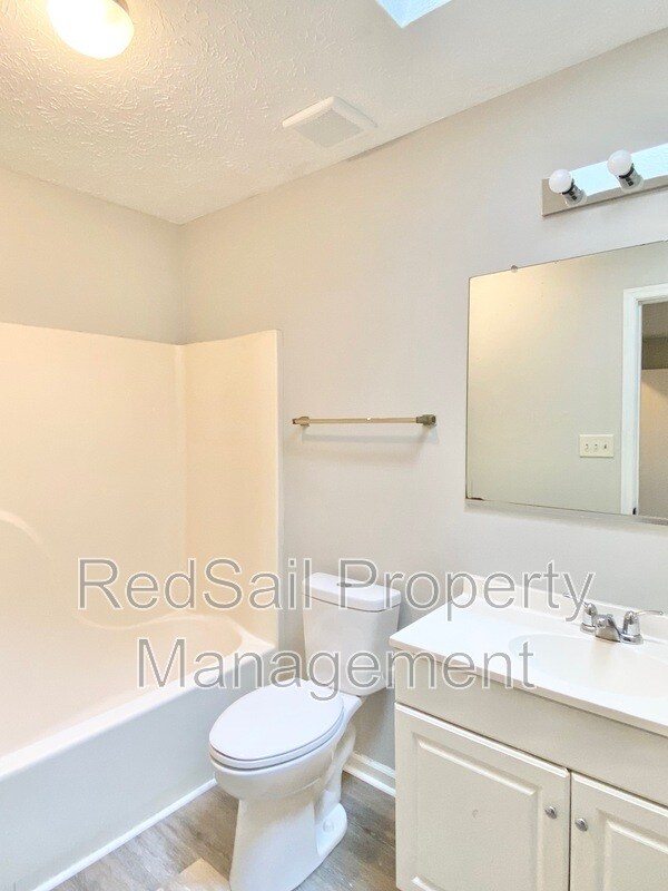 Building Photo - 384 Kinsmen Way