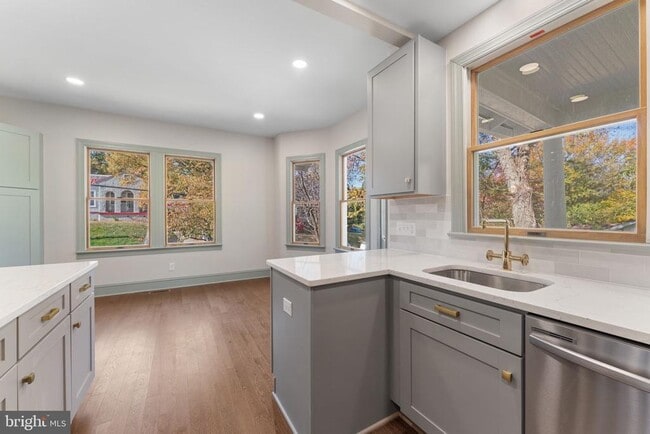 Building Photo - 6107 44th Ave