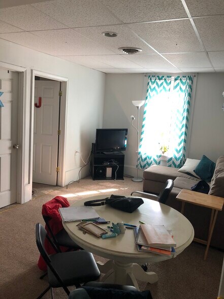 Building Photo - 108 Main St