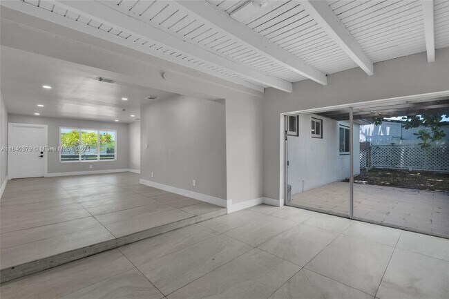 Building Photo - 2224 Plunkett St