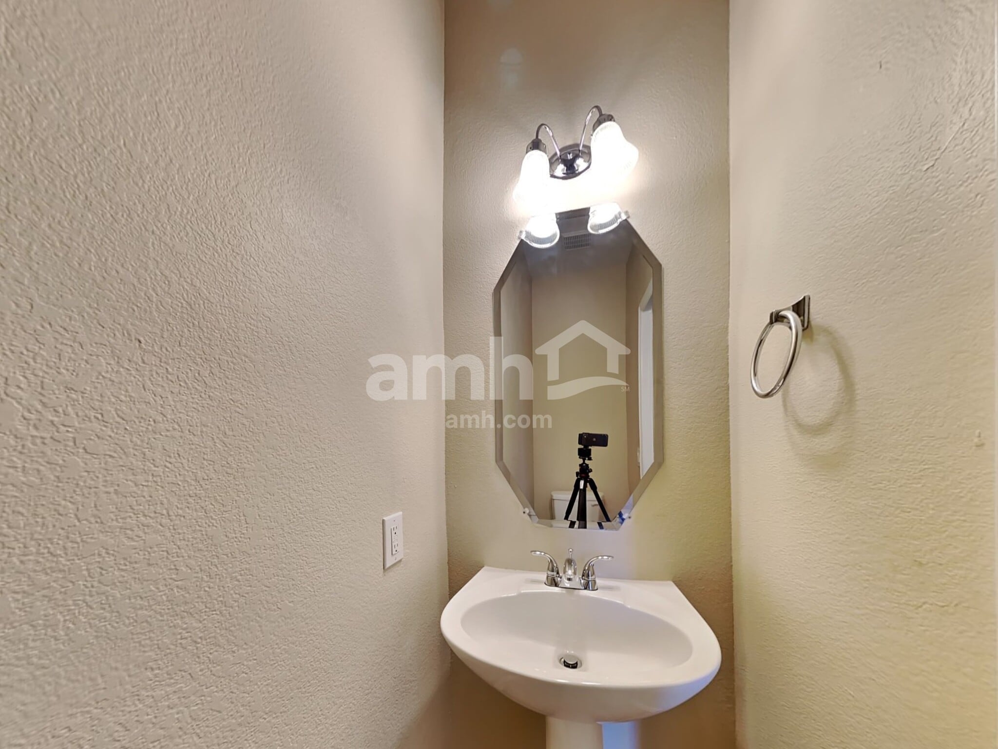 Building Photo - 2844 S Serrano