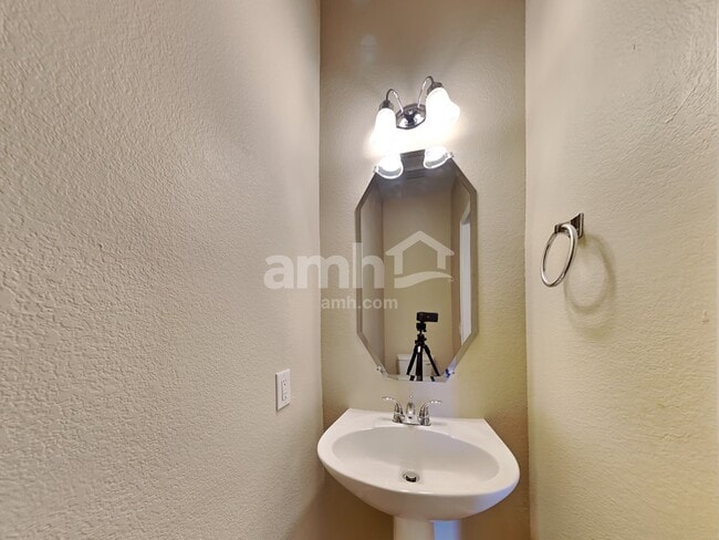 Building Photo - 2844 S Serrano