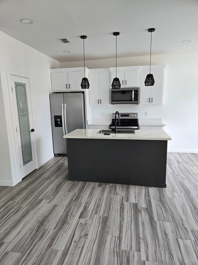 Building Photo - 702 W Seminole Ave