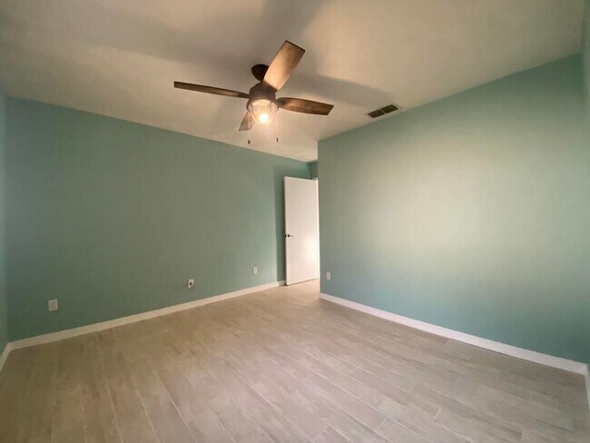Building Photo - 3/2 Pool Home in Fairway Estates
