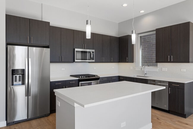 Building Photo - 2532 W Addison St