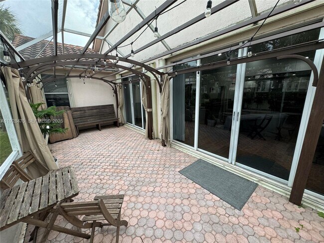 Building Photo - 1525 Lacosta Dr W